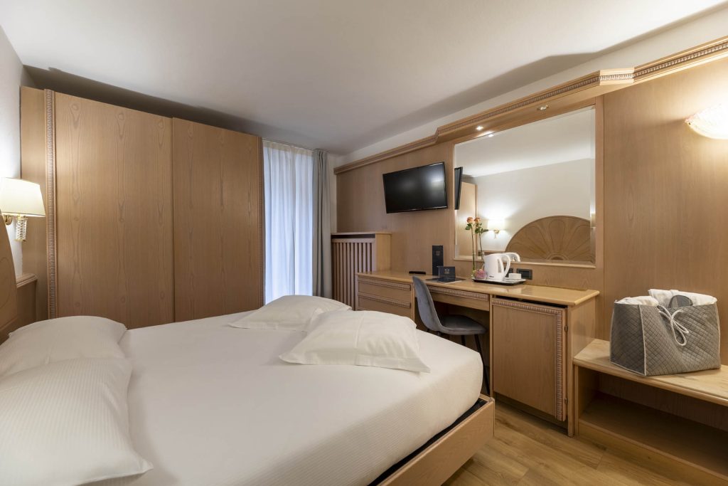 olympic-palace-hotel-comfort-plus-vista-ampia-camera-dettaglio-mobilio