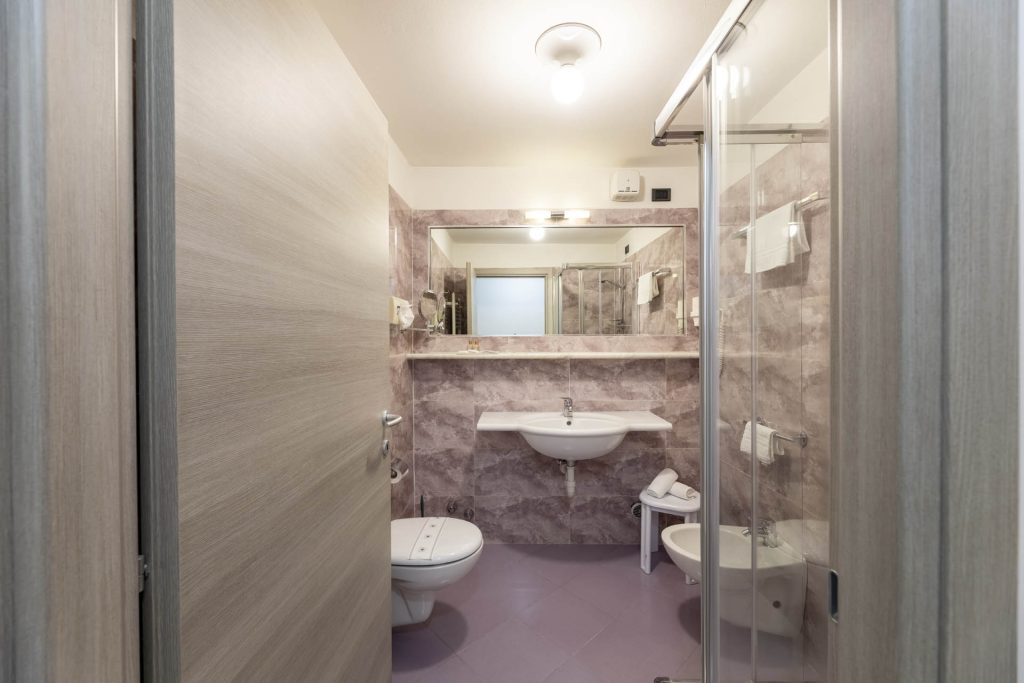 olympic-palace-hotel-deluxe-bagno-fronte