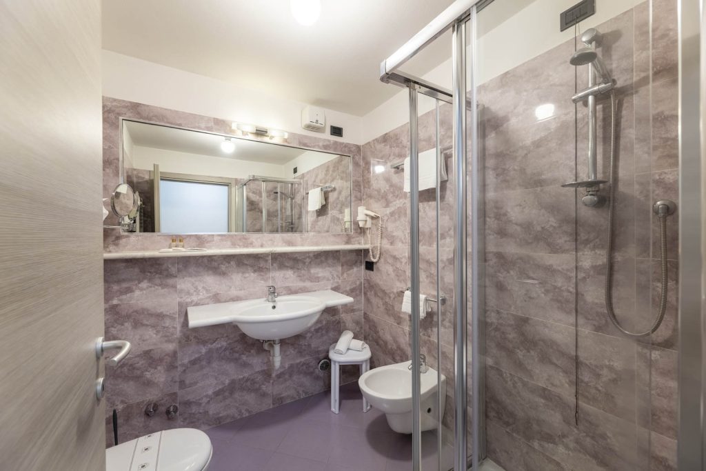 olympic-palace-hotel-deluxe-bagno-prospettiva