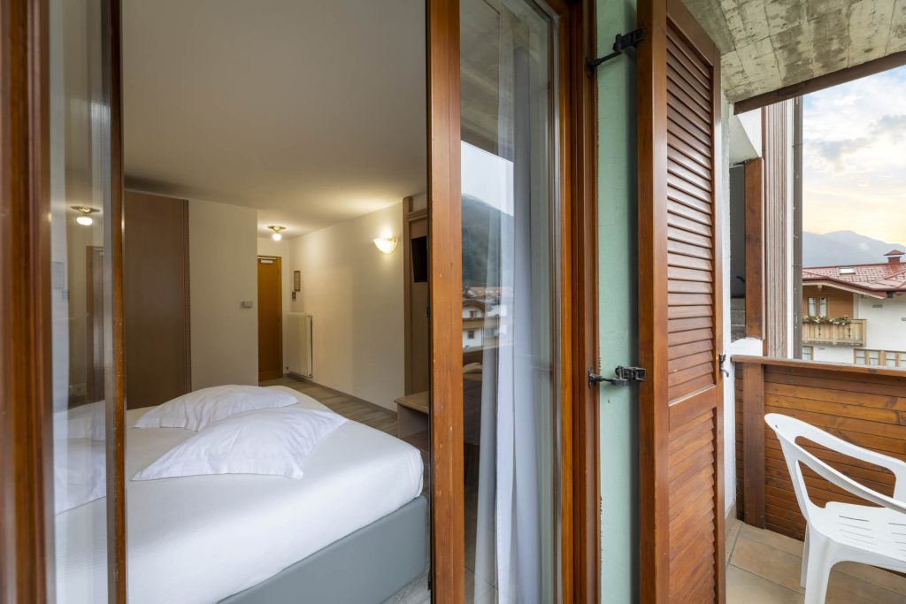 olympic-palace-hotel-deluxe-dettaglio-camera-da-balcone