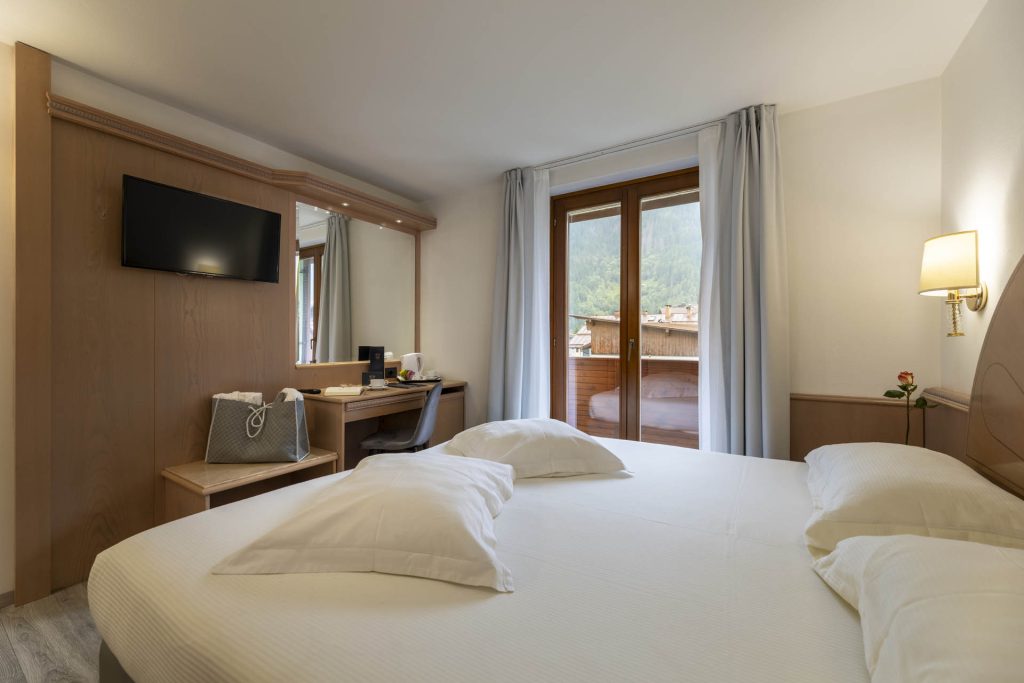 olympic-palace-hotel-deluxe-vista.ampia-camera-lato-scrivania