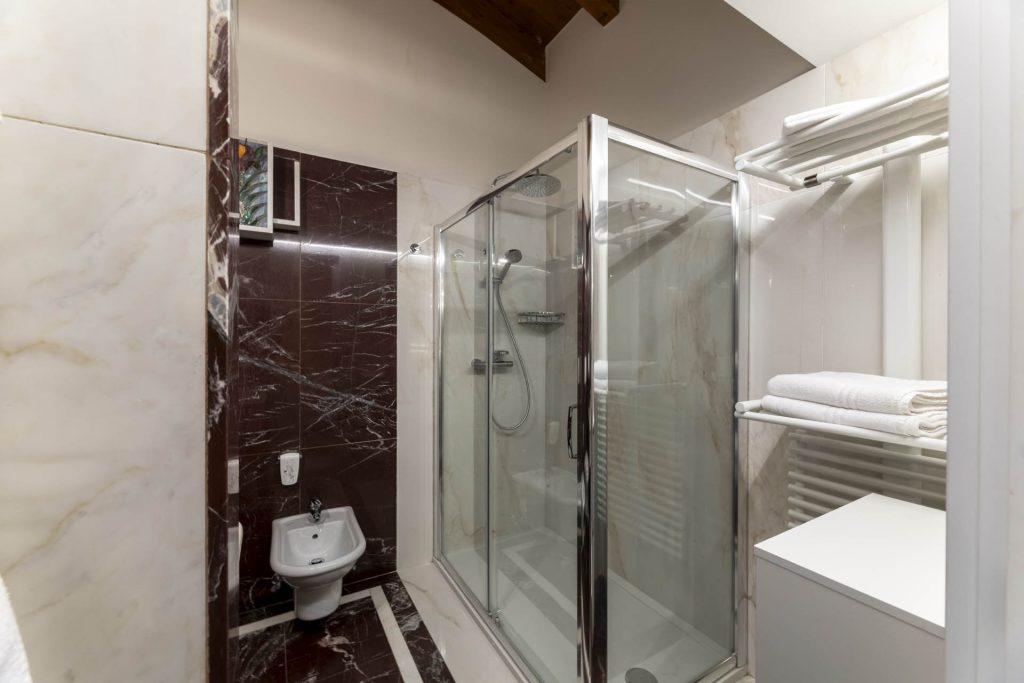 olympic-palace-hotel-suite-margherita-bagno-dettaglio-doccia