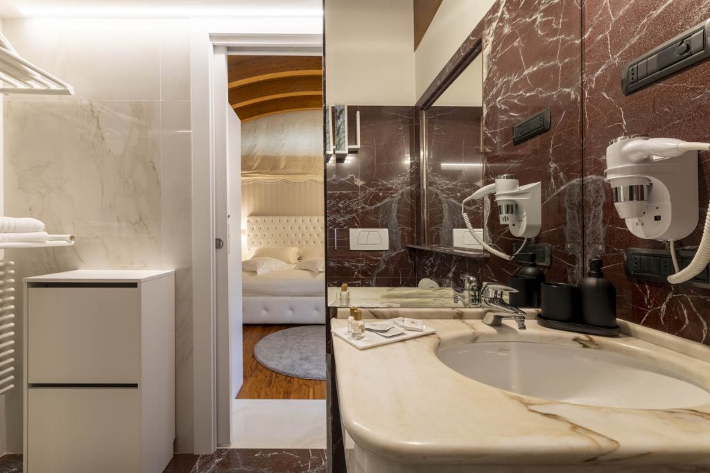 olympic-palace-hotel-suite-margherita-bagno-dettaglio-lavabo