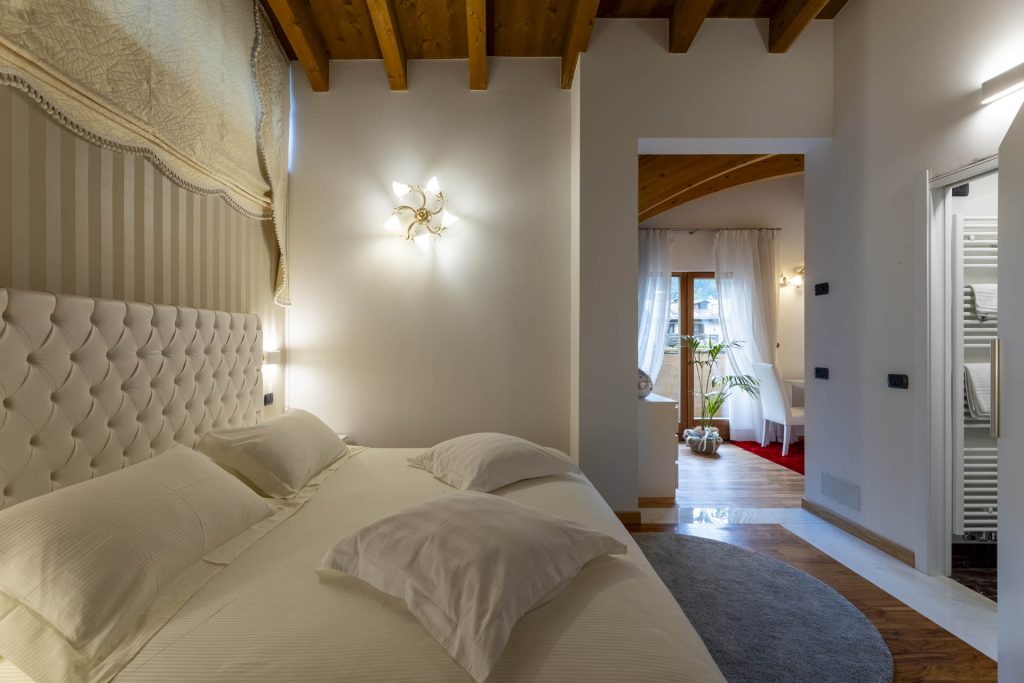 olympic-palace-hotel-suite-margherita-letto-matrimoniale-complesso-laterale