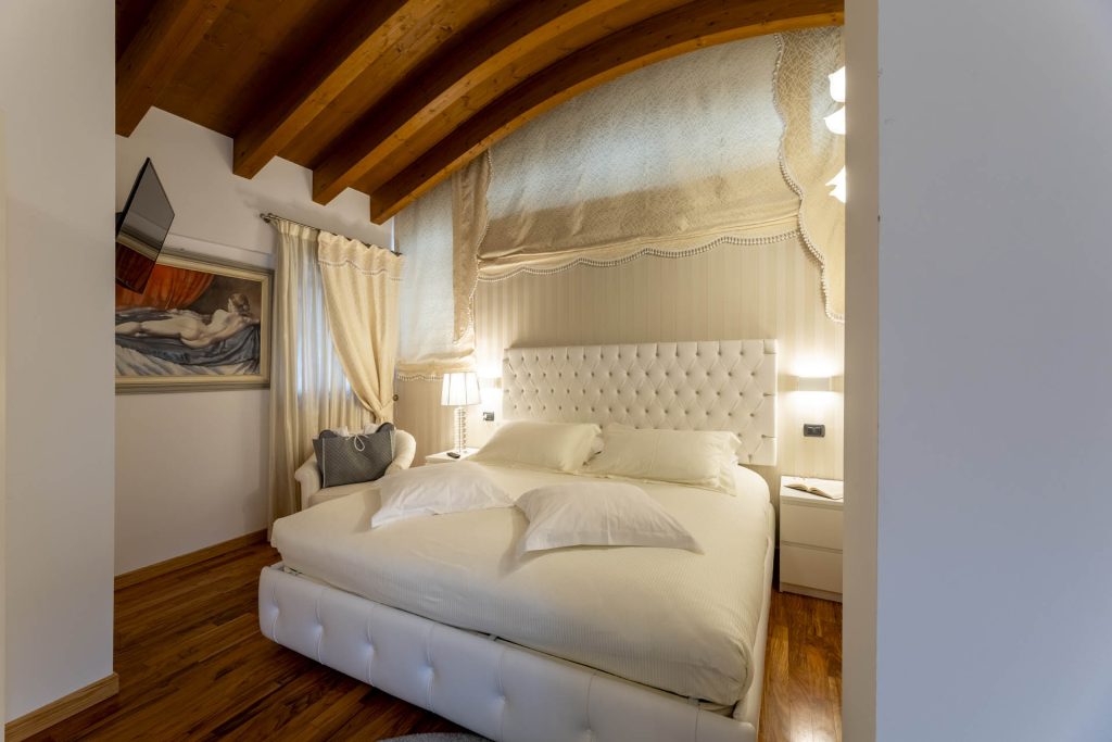 olympic-palace-hotel-suite-margherita-letto-matrimoniale-complesso-prospettiva