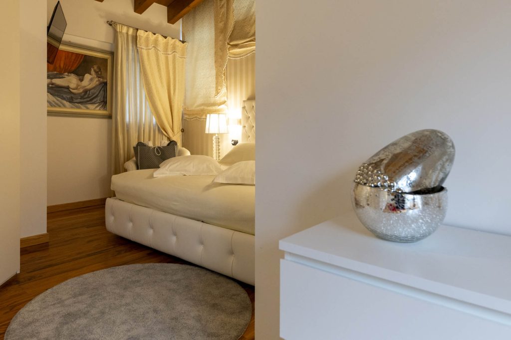 olympic-palace-hotel-suite-margherita-letto-matrimoniale-dettaglio-angolo