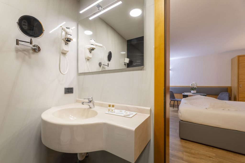 olympic-palace-hotel-superior2-bagno-dettaglio-lavabo