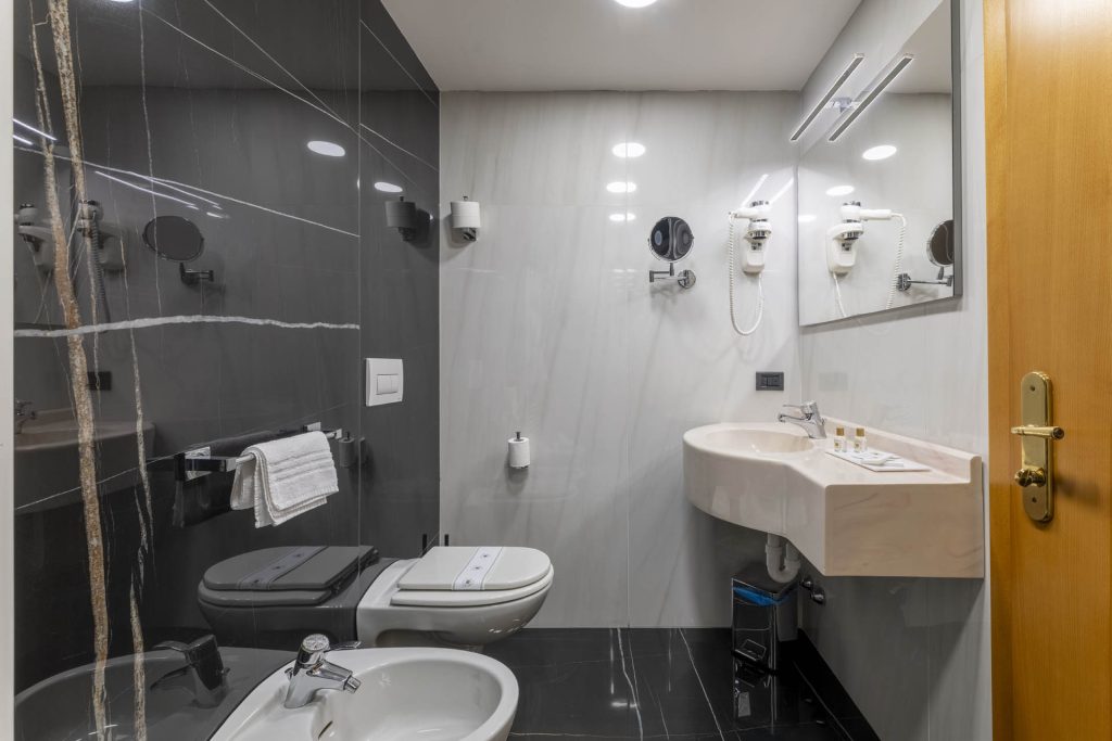 olympic-palace-hotel-superior2-bagno-fronte