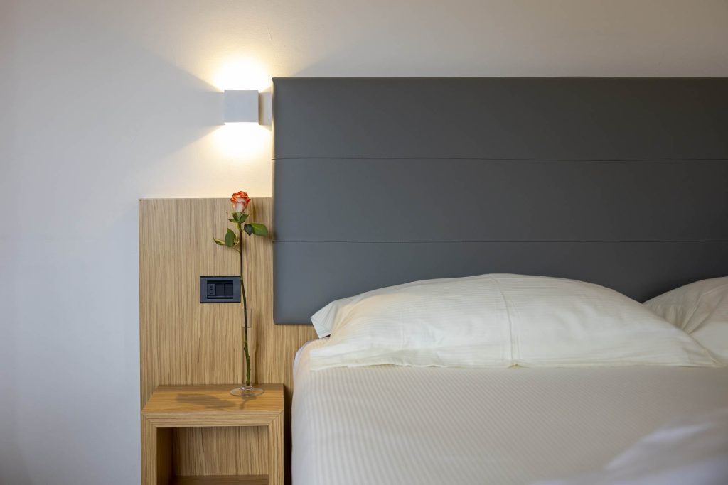 olympic-palace-hotel-superior2-dettaglio-letto-comodino