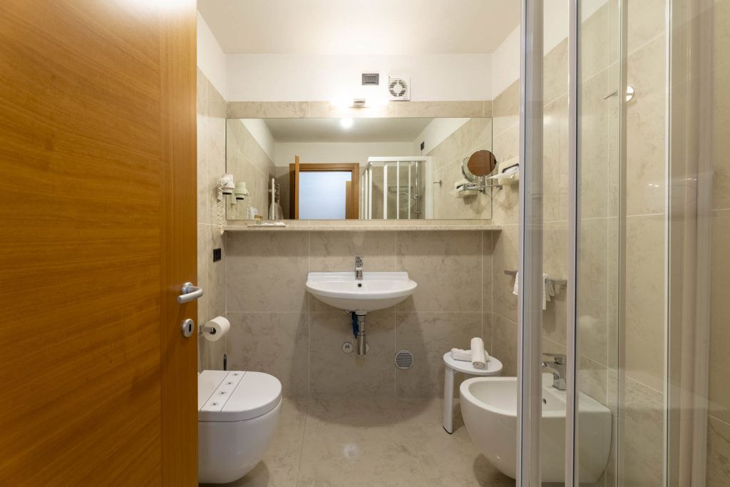 olympicpalacehotel-deluxe-tripla-parquet-bagno