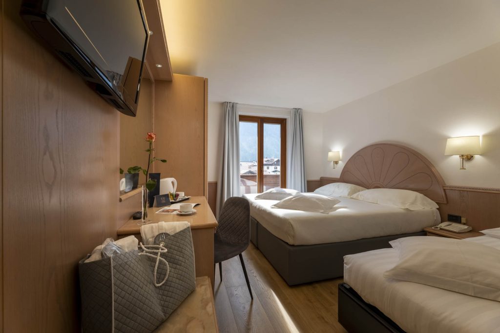 olympicpalacehotel-deluxe-tripla-parquet-vista-ampia-camera-lato-finestra