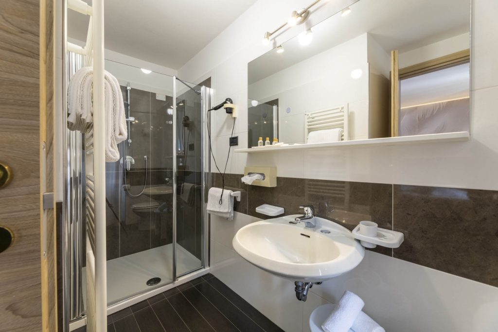 olympicpalacehotel-standard-plus-parquet-bagno