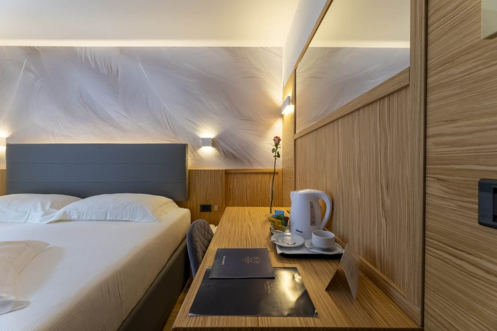 olympicpalacehotel-standard-plus-parquet-dettaglio-scrivania-prodotti